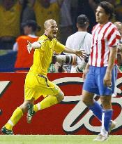 Ljungberg's late winner sees off Paraguay