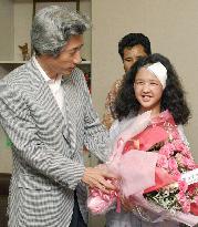 Koizumi visits Afghan girl hospitalized with bullet in head