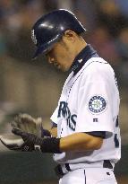 Record-chasing Ichiro disappoints with 0-for-4 day