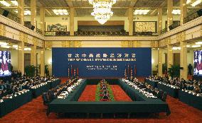 China, U.S. deliver tough messages at start of economic talks