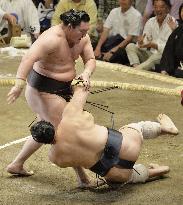 Yokozuna Hakuho has close call in 5th-day summer sumo match