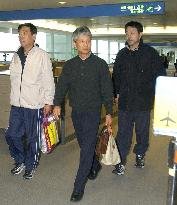 (1)2 freed crew members reunited with colleagues in S. Korea