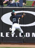 Ichiro makes outstanding catch