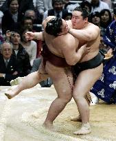 Mongolian grand champion Asashoryu takes revenge