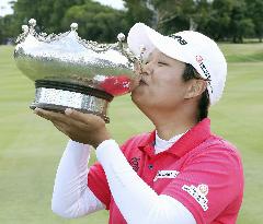 Japan's Nomura holds off Ko to win 1st title on U.S. tour