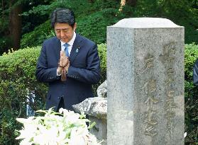 PM Abe visits grandfather Kishi's grave in Yamaguchi Pref.