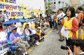 Rally against bilateral deal over "comfort women"