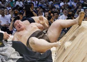 Sumo: Hakuho wins record-extending 39th career title