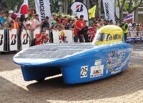 Solar-powered cars begin 3,000-km race through Australia