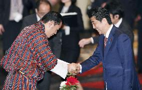 Abe hosts banquet for foreign guests after imperial ceremony