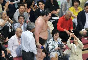 Grand champion Hakuho clinches 14th title in summer sumo meet
