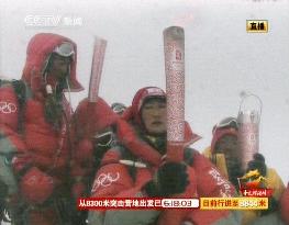 Olympic flame reaches peak of Mt. Everest