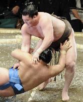 Hakuho wins bout in sumo test meet