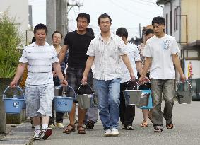 Quake-hit Chinese students help other evacuees in Niigata