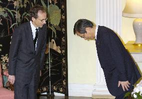 Chief Cabinet Secretary Hosoda visits British Embassy