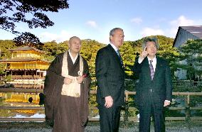 Bush visits Kinkakuji Temple in Kyoto