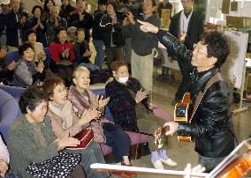 Singer Minami visits quake-hit Ojiya in Niigata Pref.