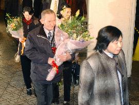 (1)Jenkins arrives in Niigata for new life with family