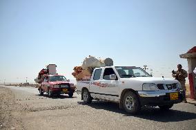 Northern Iraqi residents hurriedly leave war-torn city