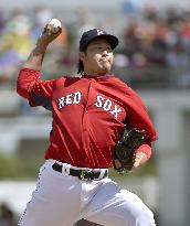 Red Sox Tazawa takes mound in preseason