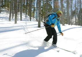 Ski guide enjoys backcountry skiing at central Japan highland resort
