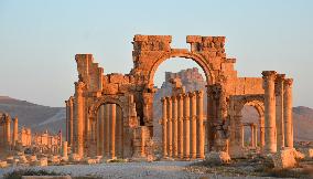 Islamic State seizes ancient town of Palmyra in Syria
