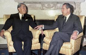 PM Sato talks with U.S. President Nixon in 1969
