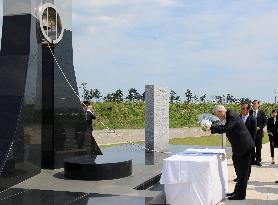 Ex-Taiwan Pres. Lee offers flowers at 2011 disaster cenotaph