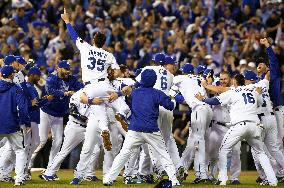 Royals beat Blue Jays, advancing to World Series