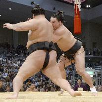 Harumafuji beats Goeido at Kyushu sumo tournament