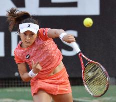 Doi into 3rd round after stunning Safarova