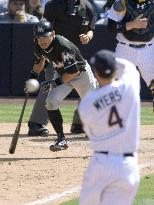 Ichiro's pro hit total surpasses Pete Rose's