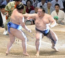 Ozeki Kisenosato, yokozuna Harumafuji lead Nagoya sumo