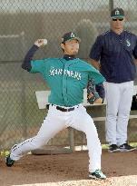 Baseball: Iwakuma at Mariners spring training