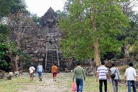 Japanese tourists flock to Cambodian temple disputed with Thailand