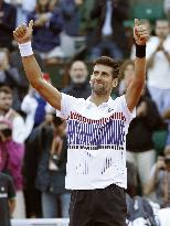 Tennis: Djokovic moves into French Open q'finals