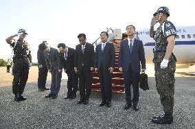 S. Korea envoys leave for N. Korea