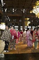 Apprentice geiko visit Kyoto temple