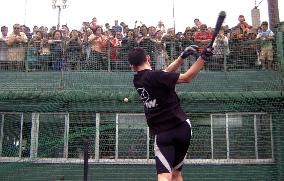 (2)Ichiro visits Orix camp, takes batting practice