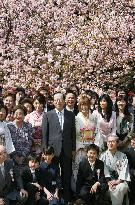 Fukuda hosts cherry-viewing party