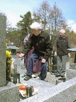 Japanese war veteran from Ukraine visits parents' grave