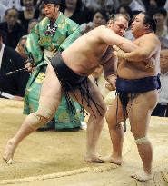 Bulgairan ozeki Kotooshu beats ozeki Chiyotaikai