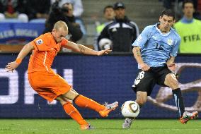 Netherlands beat Uruguay 3-2 to reach finals