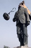 (2)Iraqis pull down statue of Saddam's predecessor Bakr