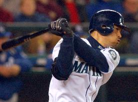 Ichiro extends hitting streak to 11 games