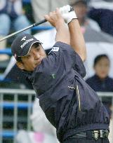 Izawa surges into share of Japan Open lead