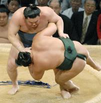 Yokozuna Hakuho beats fellow Mongolian Kakuryu at Kyushu sumo