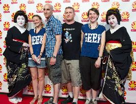 Japan Expo visitors get commemorative picture taken