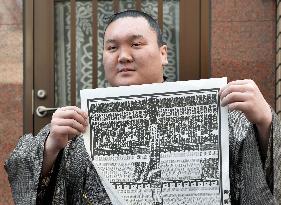Yokozuna Hakuho shows ranking list for New Year tourney