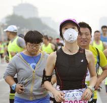 Beijing marathon held amid air pollution